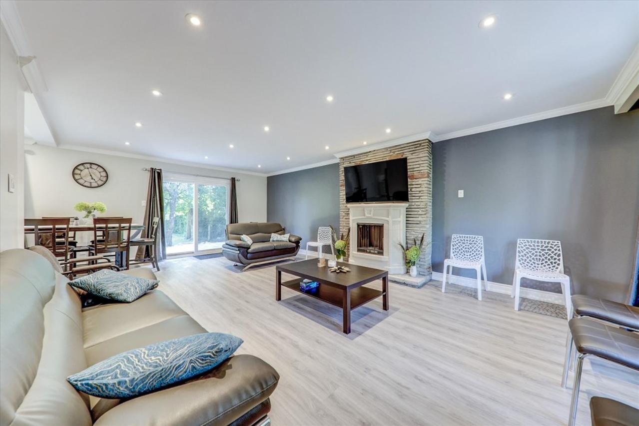 Stunning 7 Bedroom Rougeview Home With 2 Kitchens, 5 Bathrooms, Amazing Backyard & 8-Car Parking 多伦多 外观 照片