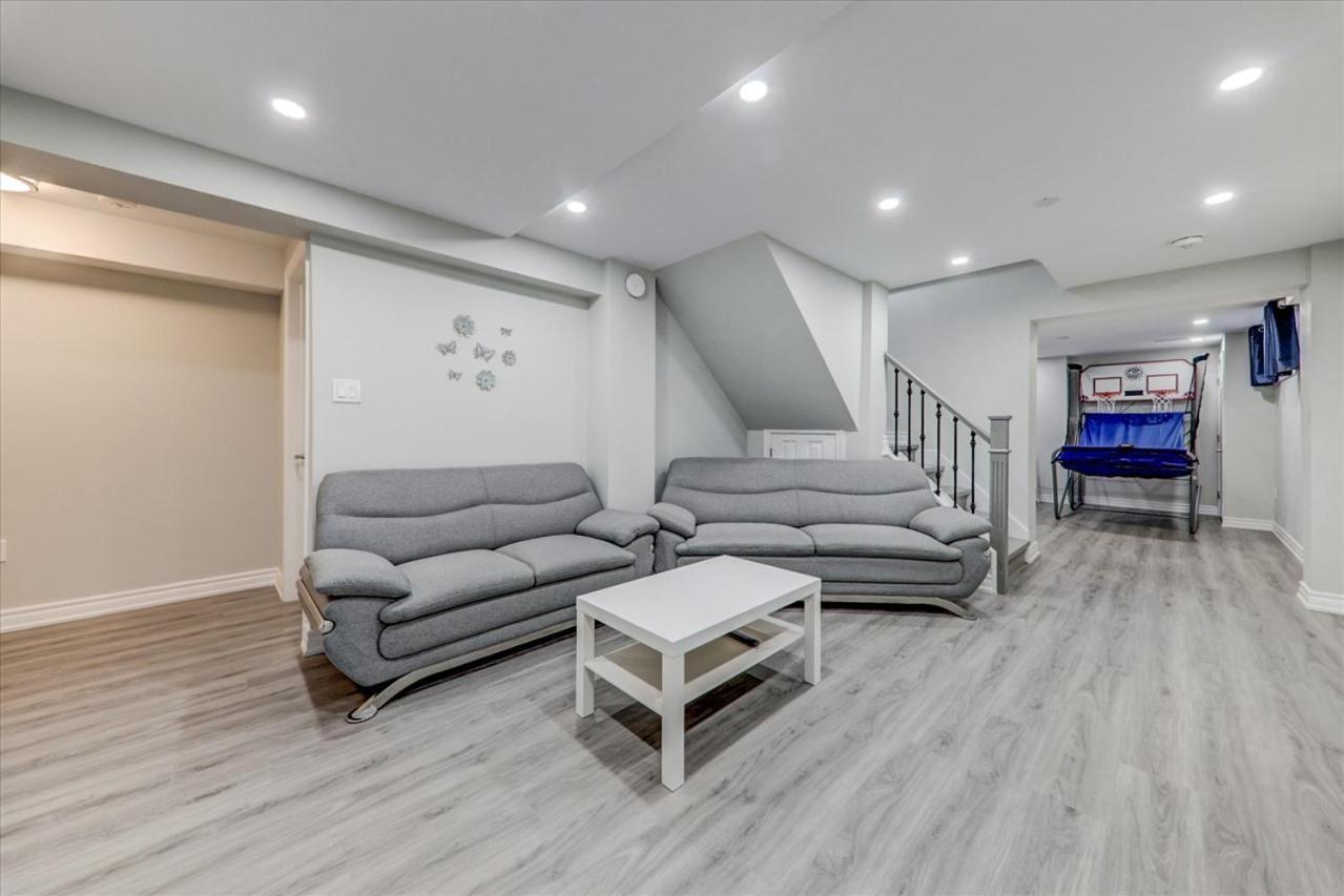 Stunning 7 Bedroom Rougeview Home With 2 Kitchens, 5 Bathrooms, Amazing Backyard & 8-Car Parking 多伦多 外观 照片