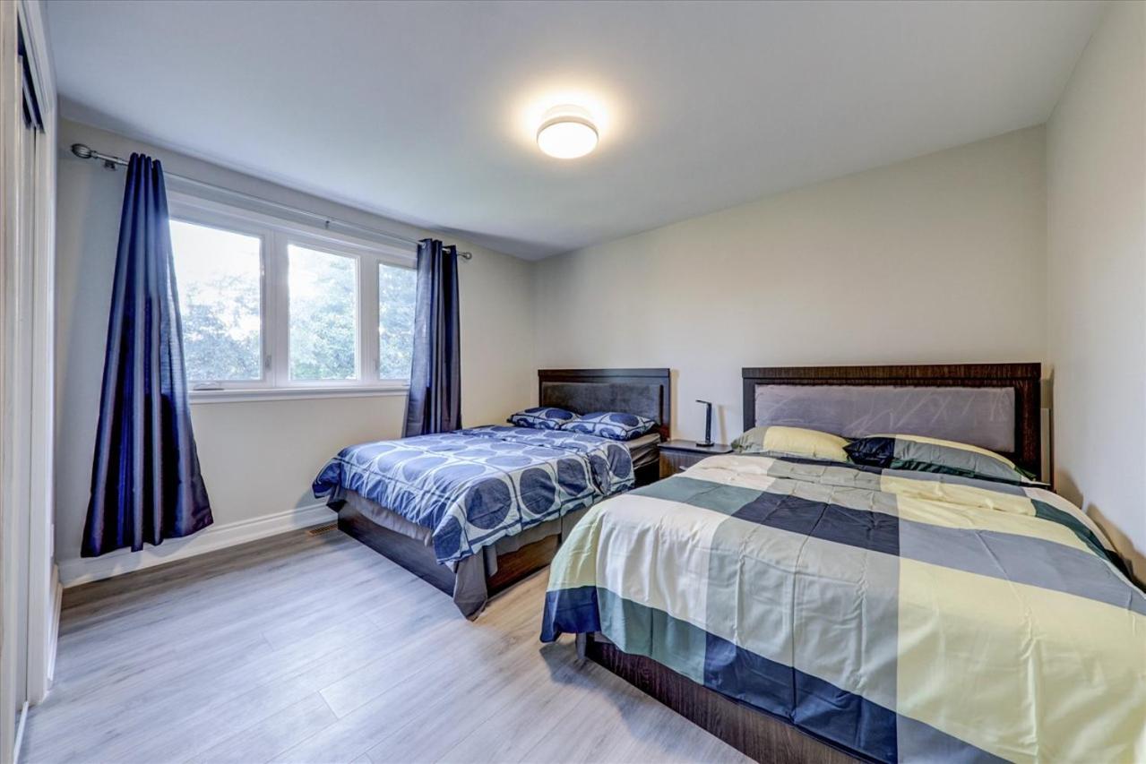 Stunning 7 Bedroom Rougeview Home With 2 Kitchens, 5 Bathrooms, Amazing Backyard & 8-Car Parking 多伦多 外观 照片