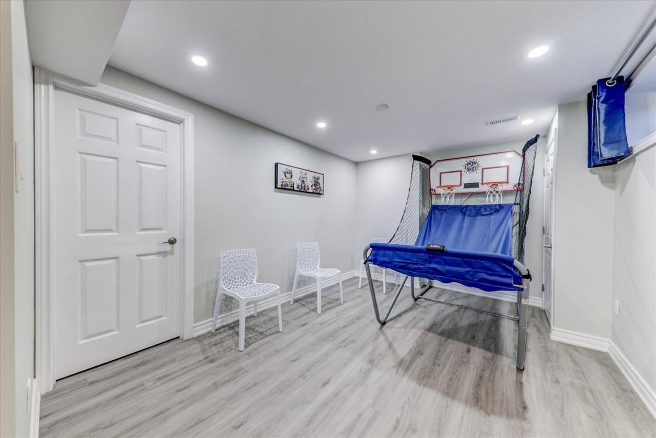 Stunning 7 Bedroom Rougeview Home With 2 Kitchens, 5 Bathrooms, Amazing Backyard & 8-Car Parking 多伦多 外观 照片