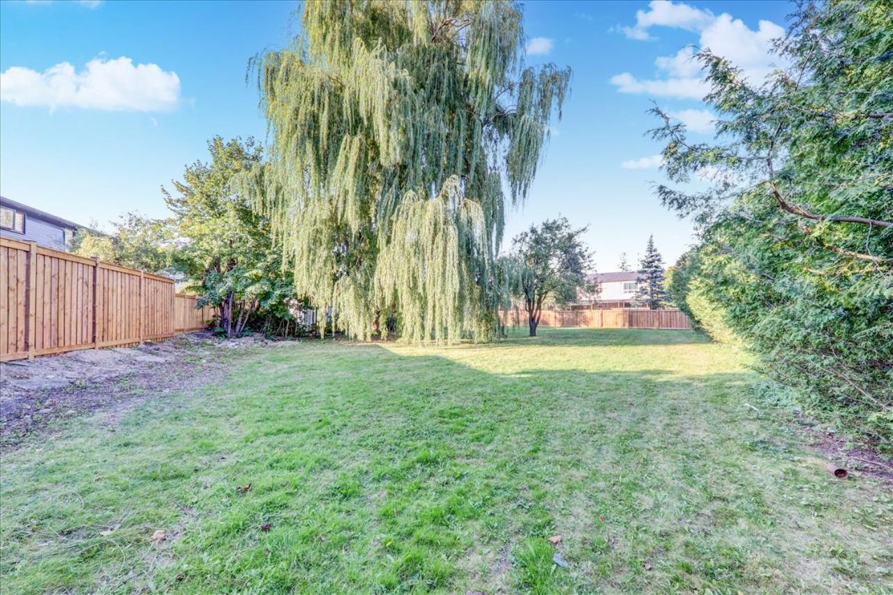 Stunning 7 Bedroom Rougeview Home With 2 Kitchens, 5 Bathrooms, Amazing Backyard & 8-Car Parking 多伦多 外观 照片