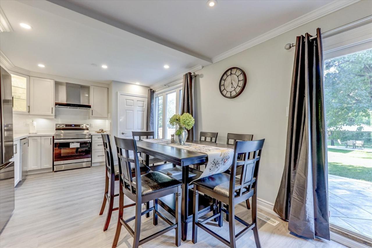Stunning 7 Bedroom Rougeview Home With 2 Kitchens, 5 Bathrooms, Amazing Backyard & 8-Car Parking 多伦多 外观 照片
