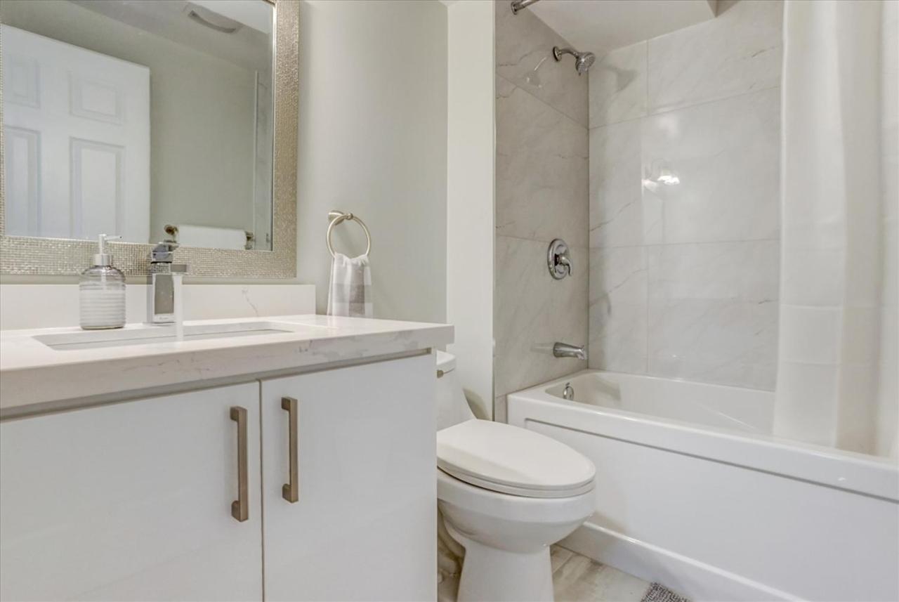 Stunning 7 Bedroom Rougeview Home With 2 Kitchens, 5 Bathrooms, Amazing Backyard & 8-Car Parking 多伦多 外观 照片