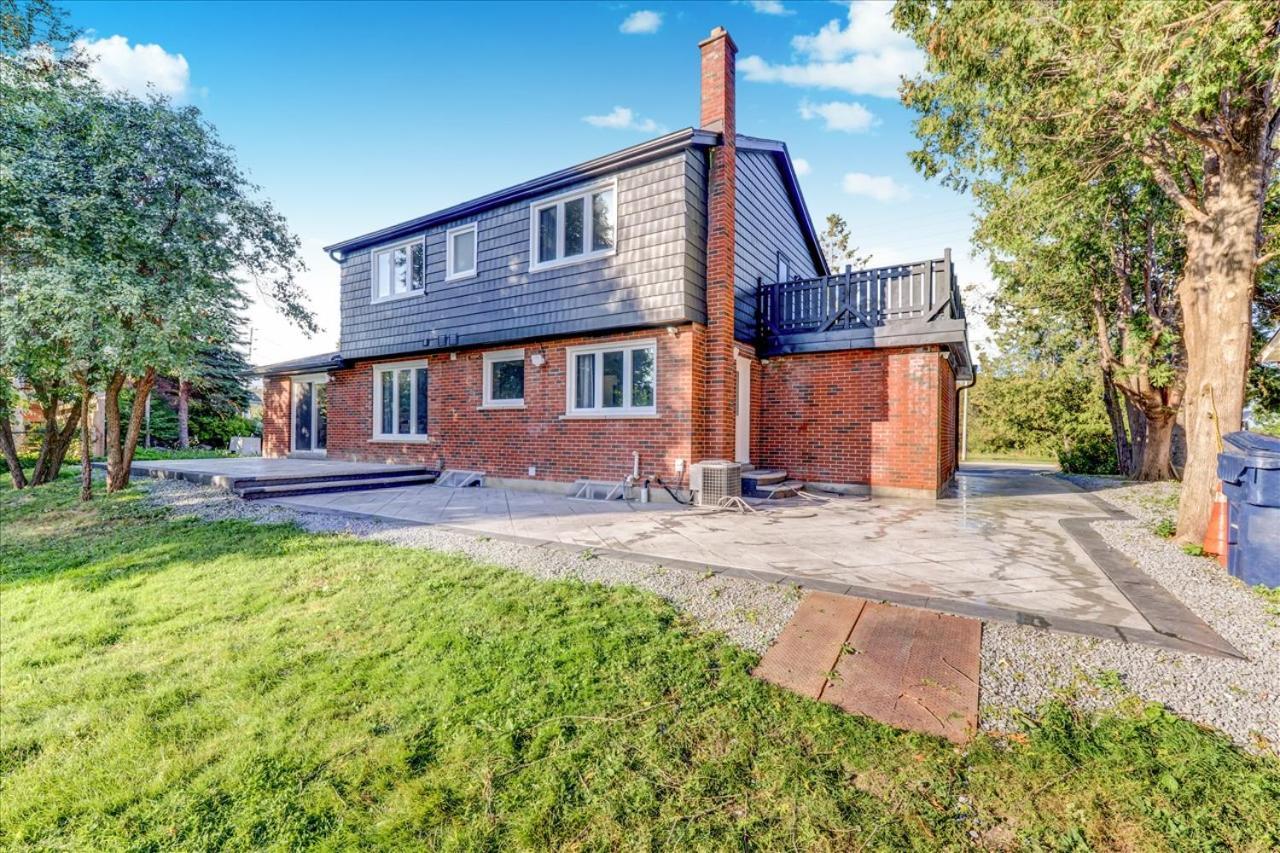 Stunning 7 Bedroom Rougeview Home With 2 Kitchens, 5 Bathrooms, Amazing Backyard & 8-Car Parking 多伦多 外观 照片