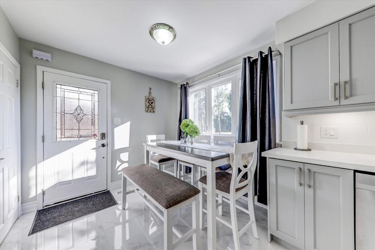 Stunning 7 Bedroom Rougeview Home With 2 Kitchens, 5 Bathrooms, Amazing Backyard & 8-Car Parking 多伦多 外观 照片