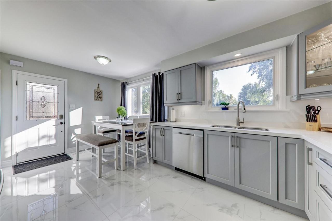 Stunning 7 Bedroom Rougeview Home With 2 Kitchens, 5 Bathrooms, Amazing Backyard & 8-Car Parking 多伦多 外观 照片