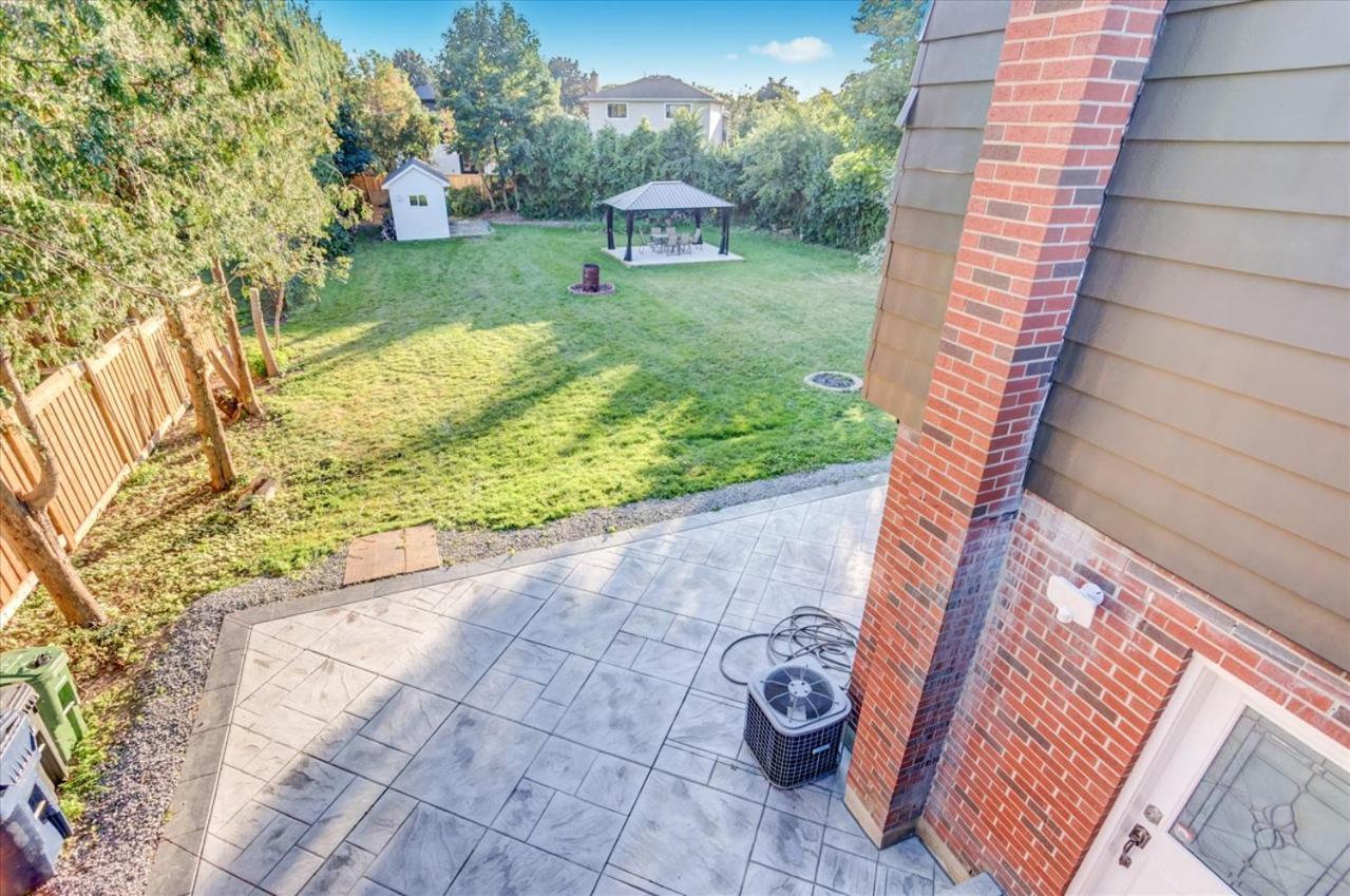 Stunning 7 Bedroom Rougeview Home With 2 Kitchens, 5 Bathrooms, Amazing Backyard & 8-Car Parking 多伦多 外观 照片