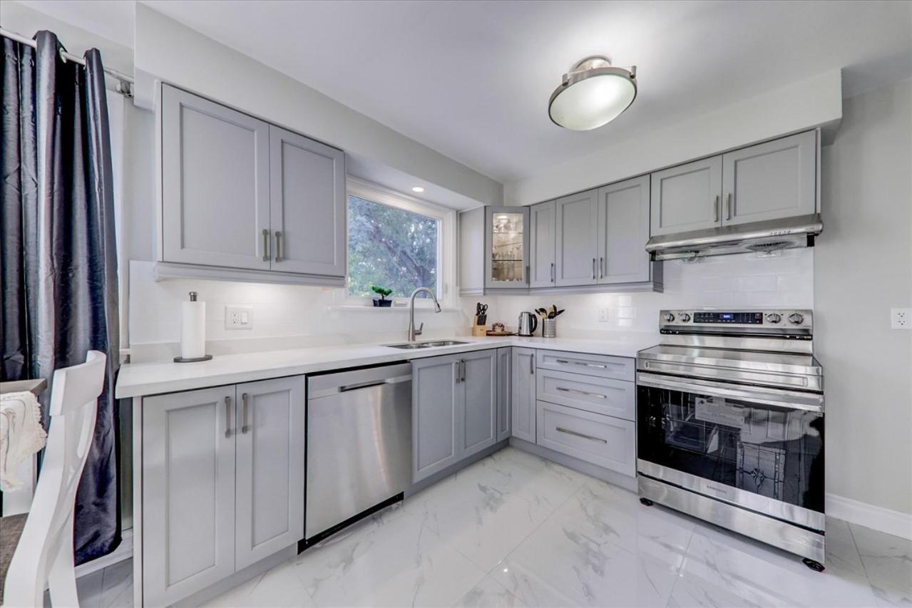Stunning 7 Bedroom Rougeview Home With 2 Kitchens, 5 Bathrooms, Amazing Backyard & 8-Car Parking 多伦多 外观 照片