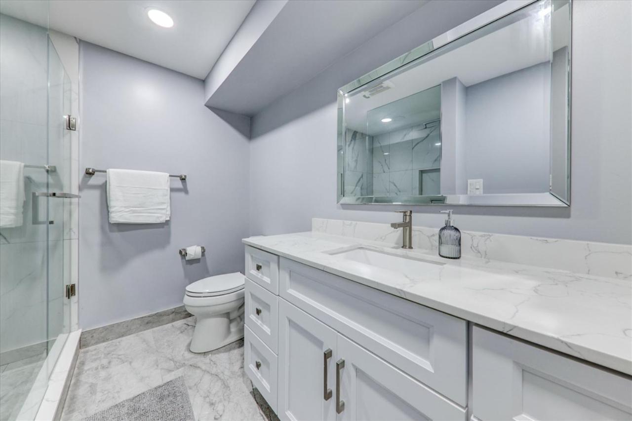 Stunning 7 Bedroom Rougeview Home With 2 Kitchens, 5 Bathrooms, Amazing Backyard & 8-Car Parking 多伦多 外观 照片