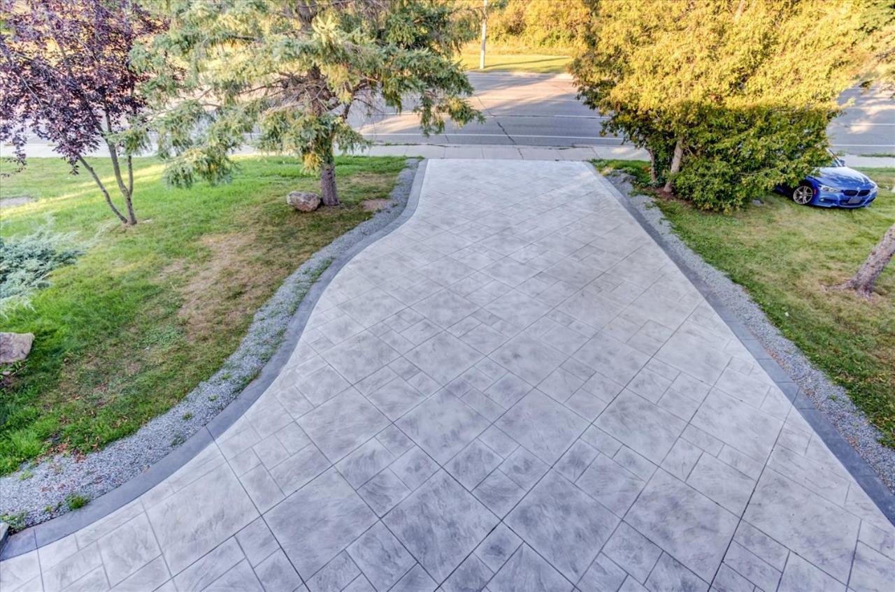Stunning 7 Bedroom Rougeview Home With 2 Kitchens, 5 Bathrooms, Amazing Backyard & 8-Car Parking 多伦多 外观 照片