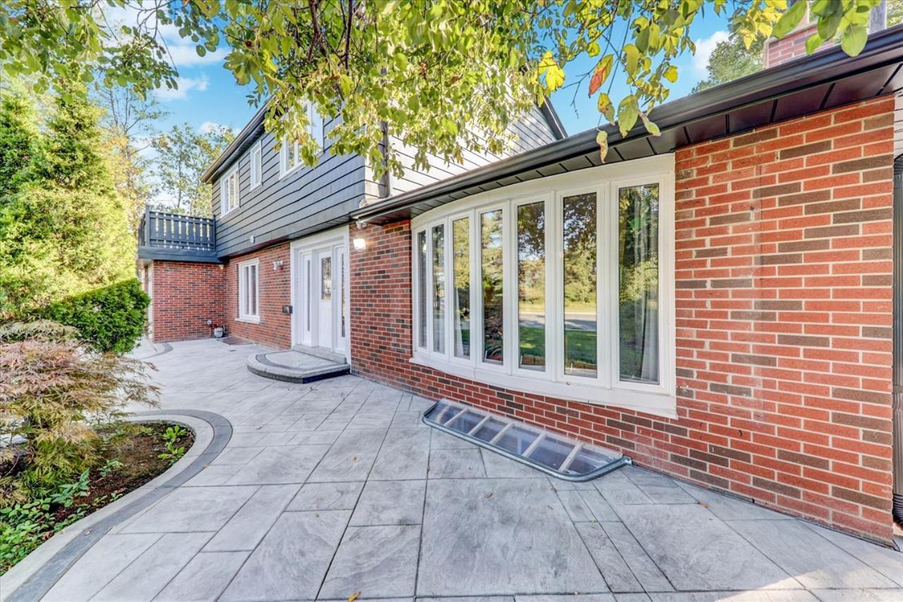 Stunning 7 Bedroom Rougeview Home With 2 Kitchens, 5 Bathrooms, Amazing Backyard & 8-Car Parking 多伦多 外观 照片