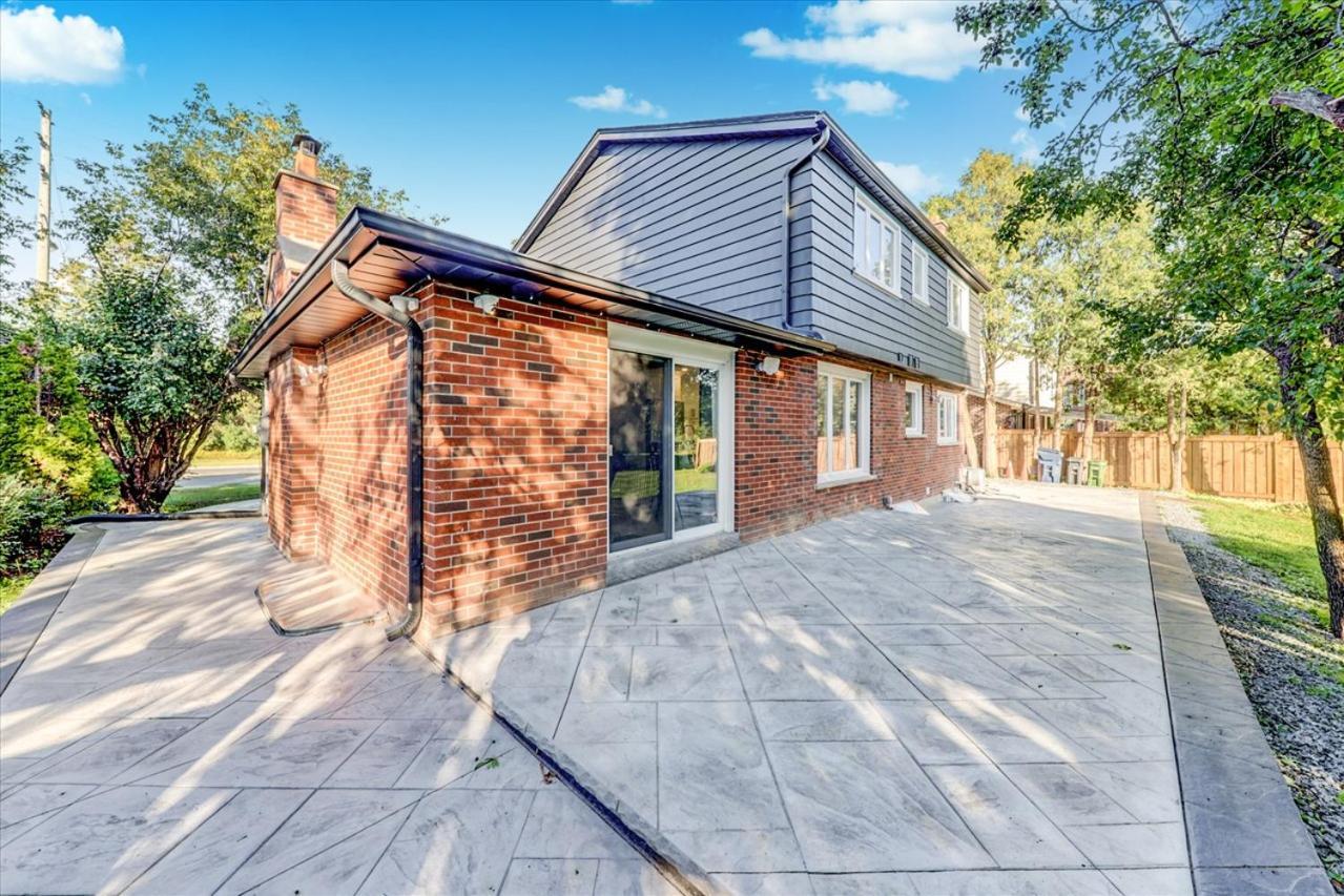 Stunning 7 Bedroom Rougeview Home With 2 Kitchens, 5 Bathrooms, Amazing Backyard & 8-Car Parking 多伦多 外观 照片
