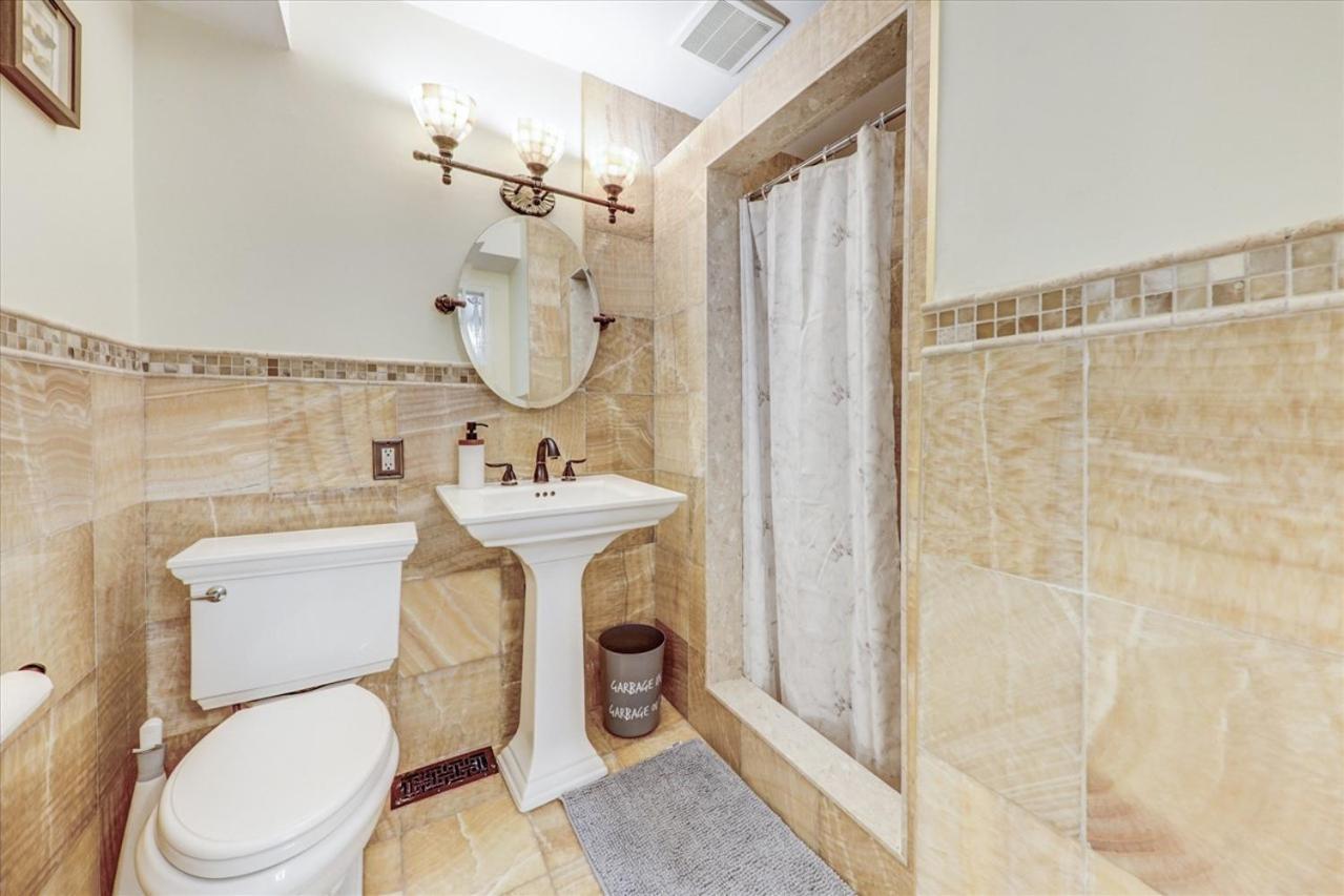 Stunning 7 Bedroom Rougeview Home With 2 Kitchens, 5 Bathrooms, Amazing Backyard & 8-Car Parking 多伦多 外观 照片