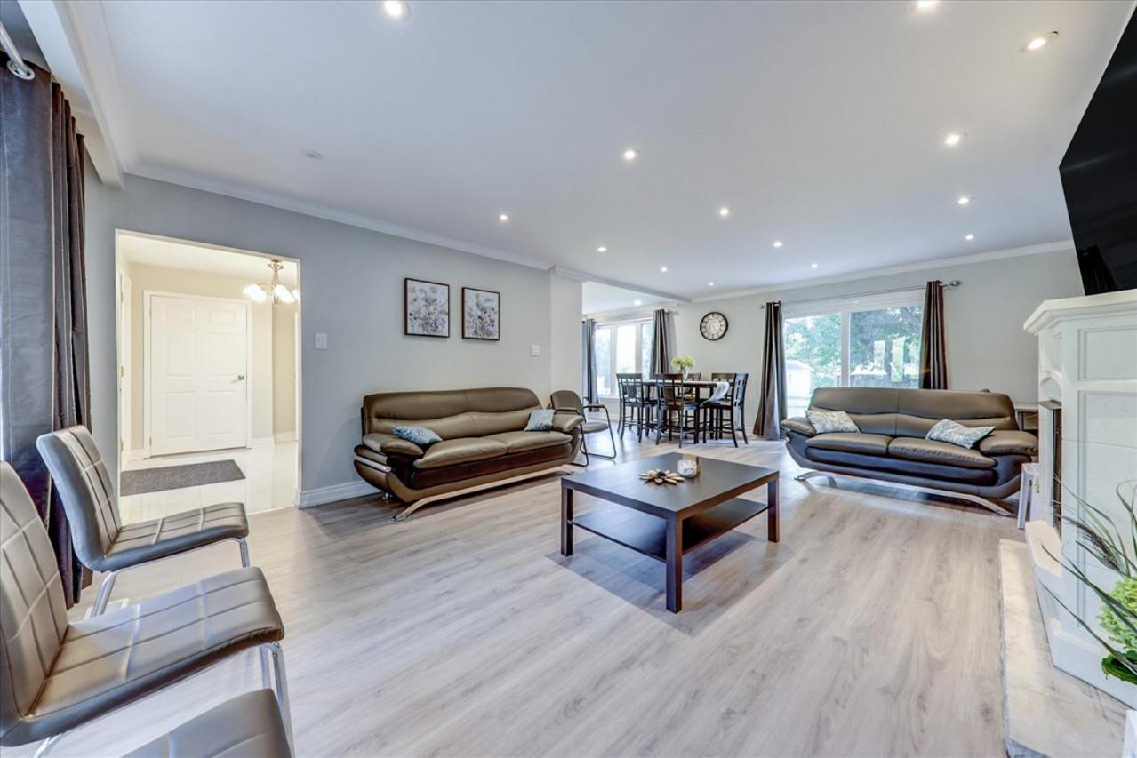 Stunning 7 Bedroom Rougeview Home With 2 Kitchens, 5 Bathrooms, Amazing Backyard & 8-Car Parking 多伦多 外观 照片