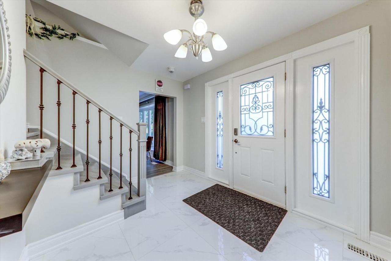Stunning 7 Bedroom Rougeview Home With 2 Kitchens, 5 Bathrooms, Amazing Backyard & 8-Car Parking 多伦多 外观 照片
